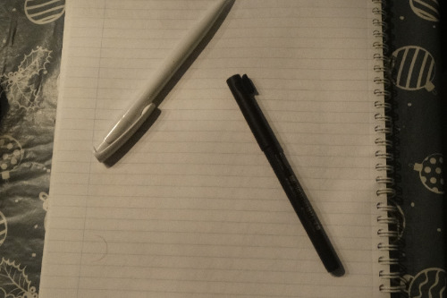 Een papier en een pen de basis om iets schrijvend te ontwikkellen en je creatieve geest zijn gang laten gaan