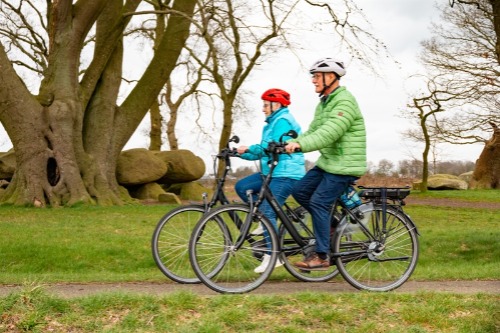 fiets tocht langs de boer